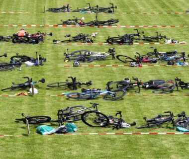 Rijen fietsen en helmen in een afgezette triatlonwisselzone
