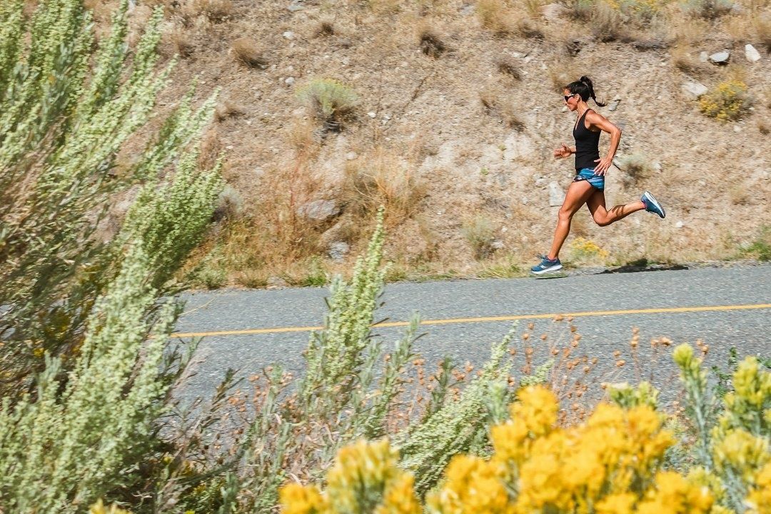 Hardloopster tijdens een wegtraining op een heuvelachtig parcours